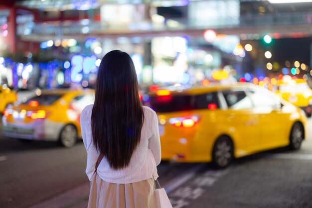 夜台北市の通りを旅する女性