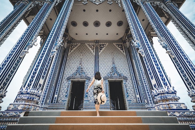 旅行女性とタイの寺院