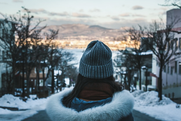 Donna di viaggio nella stagione invernale