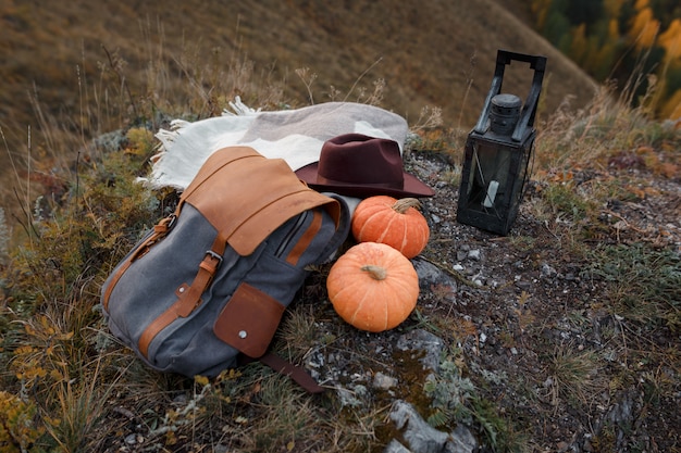 Accessori per viaggiatori su un picco di montagna