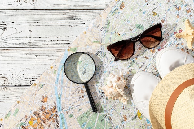 Фото Аксессуары для путешественников с картографическими устройствами и одеждой на белом фоне