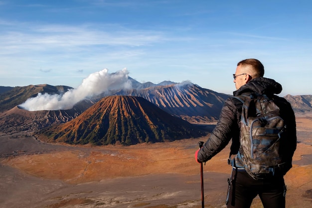 幻想的なブロモ火山インドネシアジャワ島に対する旅行者