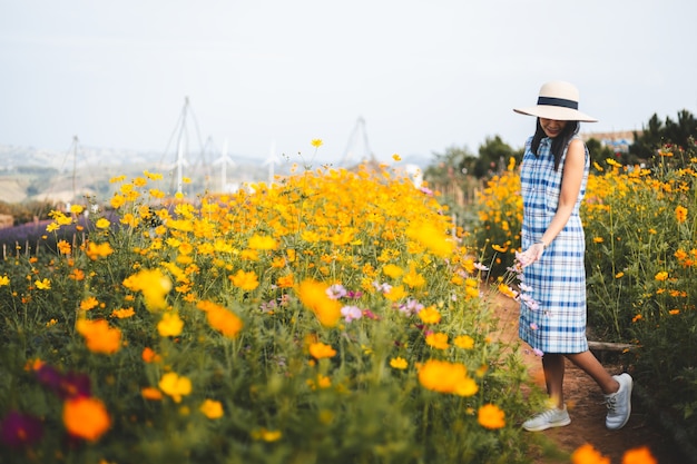 Phetchabun 태국 정원에서 노란색 꽃밭에 관광 여행자 아시아 여자