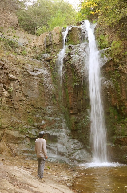 Viaggiatore impressionato dalla cascata leghvtakhevi nella vecchia tbilisi della georgia