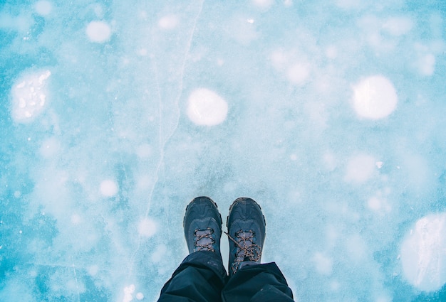 Foto cabina dei viaggiatori in piedi sulla calotta di ghiaccio