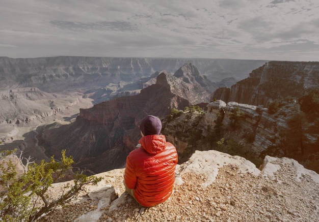 Путешественник на скалах над национальным парком Гранд-Каньон, Аризона, США. Вдохновляющие эмоции. Путешествие Образ жизни путешествие концепция мотивации успеха приключения отдых на открытом воздухе концепция.