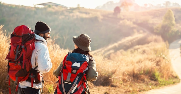 산에 배낭 서 보고 보기와 여행자 커플