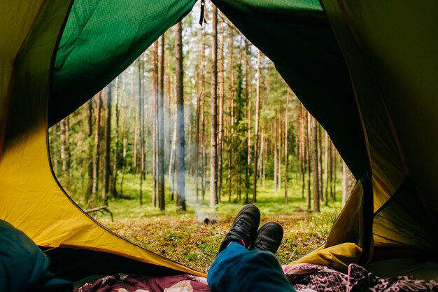 여행자는 자신의 캠핑 텐트에서 자연 경관을 즐깁니다.
