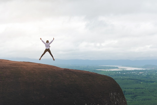 Photo traveler feeling freedom jump on nature background