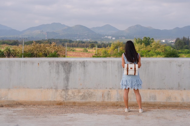 写真 マウンテン ヴィーで道路に立っているバックパックを持つ旅行者の女の子