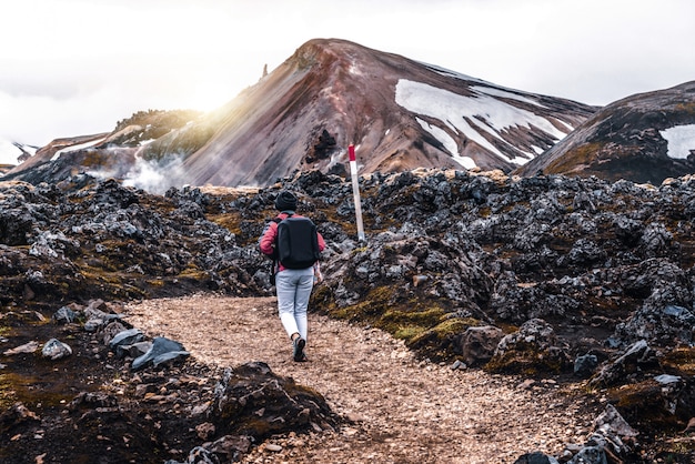 Landmannalaugar 아이슬란드 하이랜드에서 여행자 하이킹