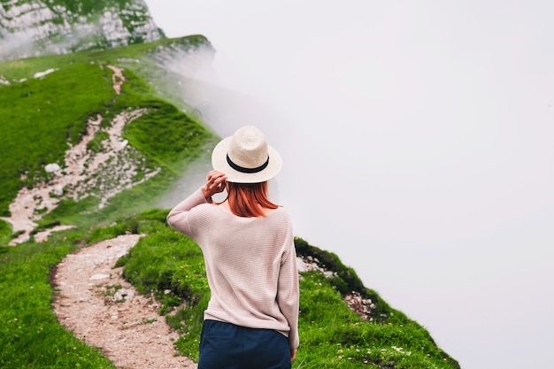 山の旅行者またはハイカー旅行の自由ライフスタイルの概念