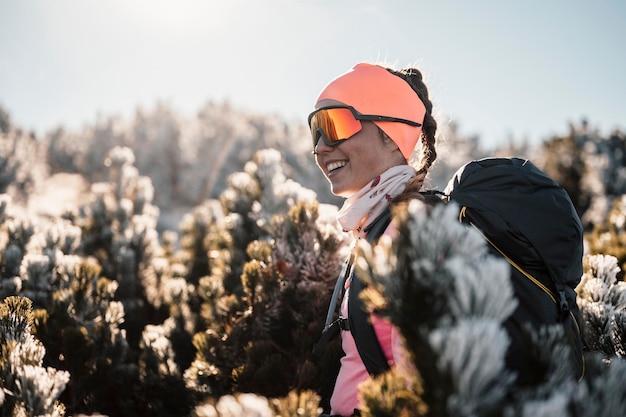 배낭을 메고 하이킹하는 여행자 산에서 하이킹 맑은 풍경 배경보기 모형에 관광 여행자 High tatras slovakia