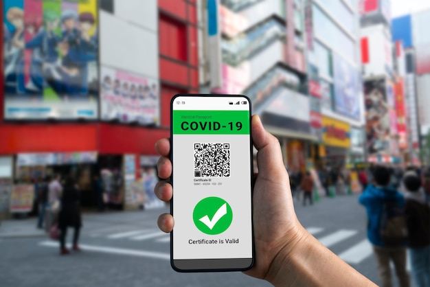 旅行者は、COVID19ワクチン接種状況を示すワクチンパスポート証明書を保持しています