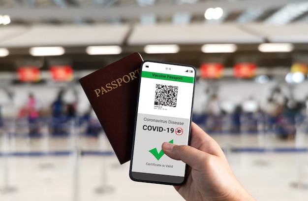 旅行者は、COVID19ワクチン接種状況を示すワクチンパスポート証明書を保持しています