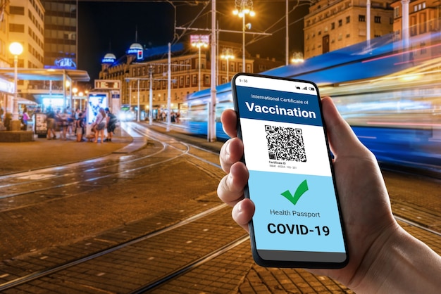 여행자는 Covid 19 예방 접종 상태를 보여주는 백신 여권 인증서를 보유하고 있습니다.
