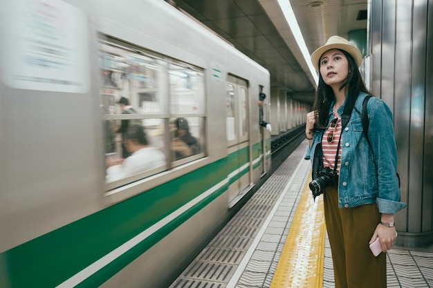 電車に乗ろうと急いでいる旅行者