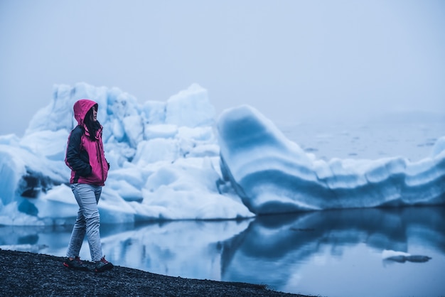 写真 アイスランドの氷河ラグーンの旅行者