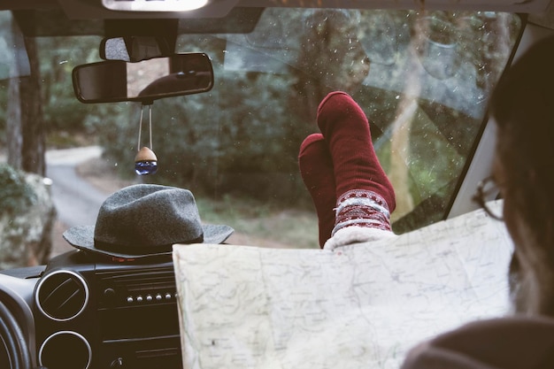 Foto uomo viaggiatore solo in camion con mappa