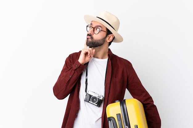 Photo traveler man with suitcase