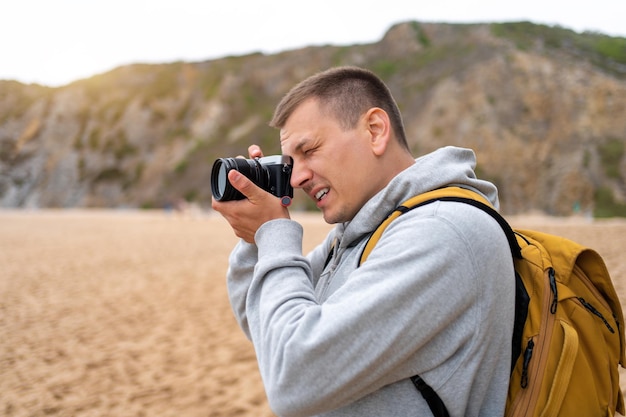 旅行者の写真家は美しい海の景色を写真に撮ります