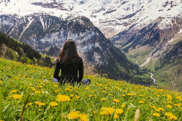 Foto viaggiatore che riposa sul pascolo della montagna e guardando bella vista del paesaggio