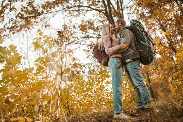 La famiglia del viaggiatore si è fermata in una foresta di autunno multicolore