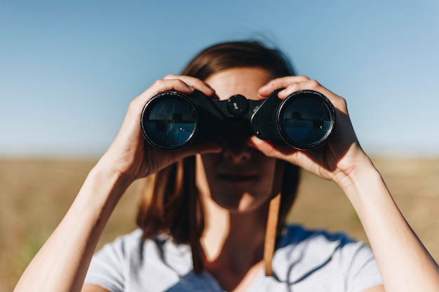 Foto viaggiatore spiare tramite il binocolo