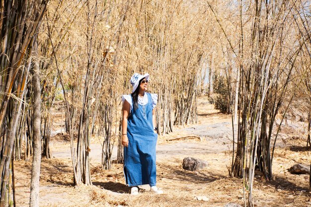 写真を撮るためにポーズをとるタイの女性 庭園の公園で竹の葉が秋の季節に色を変える タイのロプブリにあるカオ・フラヤ・ドーン・トン山