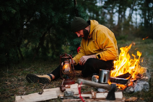 The traveler uses a kerosene lamp Setting up a shelter in the forest for the night