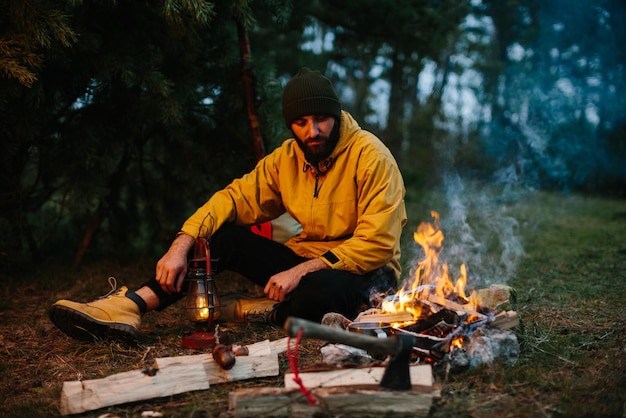 The traveler uses a kerosene lamp Setting up a shelter in the forest for the night