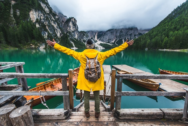 Braies, 이탈리아에서 고산 호수를 방문하는 여행자