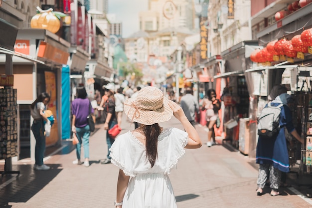 Viaggiatore che cammina al mercato di strada di chinatown a singapore.