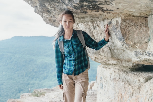 Photo traveler walking on cliff eagle shelf