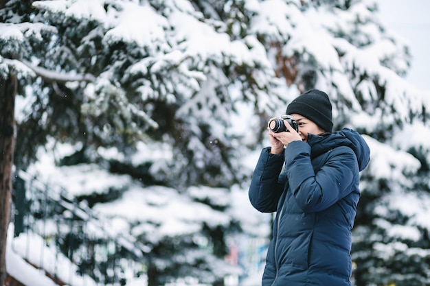 写真 冬の旅行者の女性