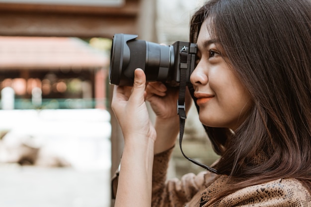 写真を作る旅行者の女性