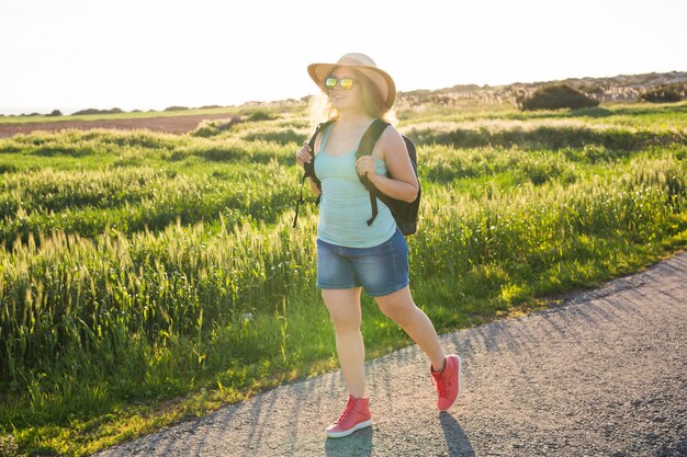 Donna viaggiatrice con mappa sulla natura