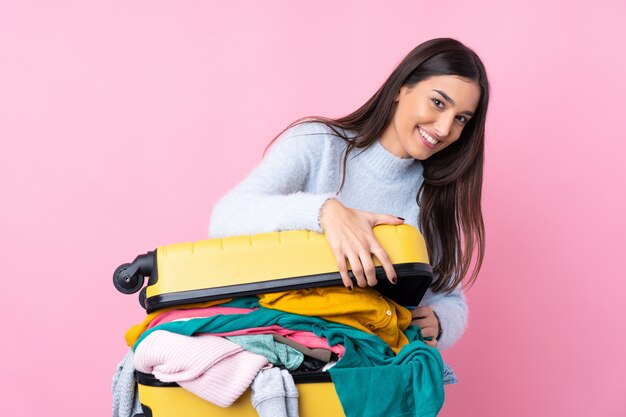 Donna viaggiatore con una valigia piena di vestiti