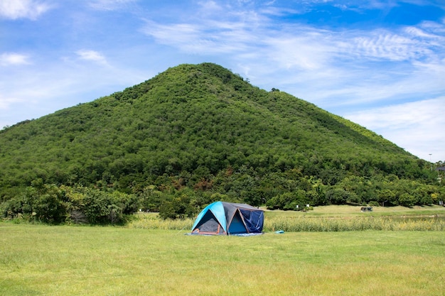 旅行者の人々 は、Chang Hua Man Royal Initiative and Agricultural Project の山の近くで休息と睡眠のために芝生のフィールドにテント キャンプを作る