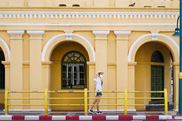 Путешественники на улице Старого города Пхукета с зданием китайской португальской архитектуры в районе Старого города Пхукета Пхукет, Таиланд. Концепция путешествия