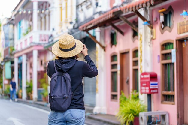 中葡建築建築のあるプーケット旧市街の通りの旅行者