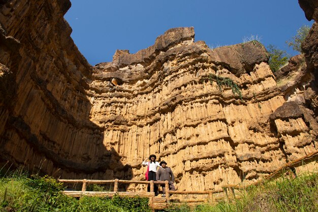 旅行者タイ愛好家の人々は、タイのチェンマイのドイロー市にあるメーワン国立公園のジャングルの野生の森をたどるファチョル峡谷の崖を訪れて写真を撮ります。