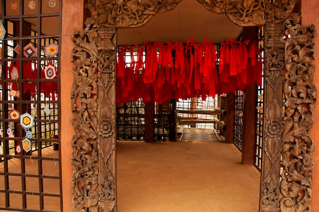 Photo travelers thai people travel visit and respect su tong pae buddha and writing on red fabric sheet blessing for praying of phu sa ma temple at pai city on february 28 2020 at mae hong son thailand