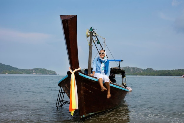 태국 사툰(satun Thailand) 란구(la Ngu) 시의 팍 바라(pak Bara)에 있는 램 태 판(laem Tae Pan)에 있는 탈레 왁 산 랑 망콘(thalle Waek San Lang Mangkorn) 또는 분리된 바다(separated Sea)를 방문하기 위해 현지 목조 롱테일 보트를 타고 여행하는 태국 여성 여행자