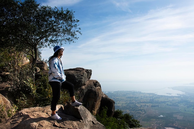 カオ・フラヤ・ドーン・トン (Khao Phraya Doen Thong) の石の崖で写真を撮り,タイのロプブリ (Lopburi) のファタナ・ニホム (Phatthana Nikhom) で米畑と雲の空を眺める