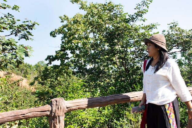 タイのチェンマイのドイロー市にあるメーワン国立公園のジャングルの野生の森を歩くタイの女性たちが、ファチョル峡谷の崖を訪れ、自然をトレッキングしてハイキングをします。