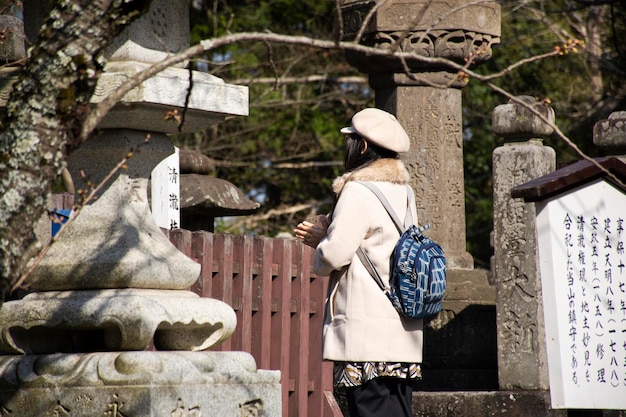 2019年3月31日、東京の成田山新勝寺の大東または大平和パゴダにある小さな神社を訪れ、祈る旅行者のタイ人女性