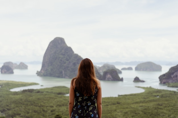 태국 여행에서 볼 수 없는 Phang Nga 지방의 Samed Nang Chee Bay 산 전망 포인트의 여행자. 태국 푸켓 주 근처