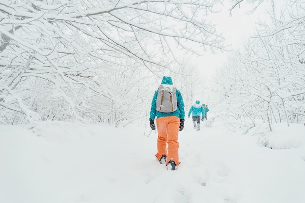 Foto i viaggiatori che camminano in inverno
