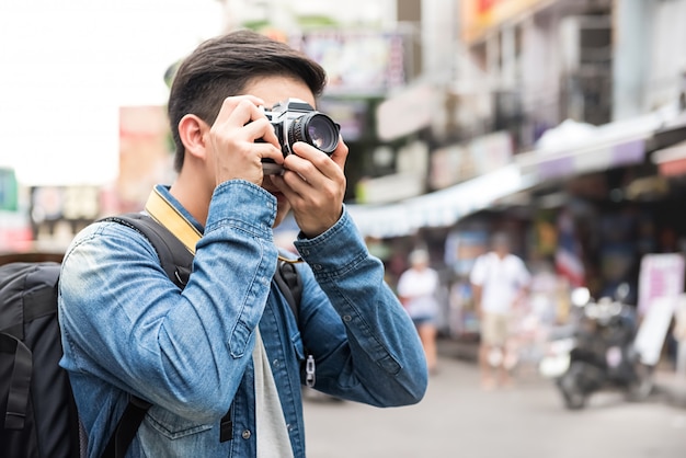 写真 バンコク、タイのカオサン通りで写真を撮る旅行アジア男性観光バックパッカー